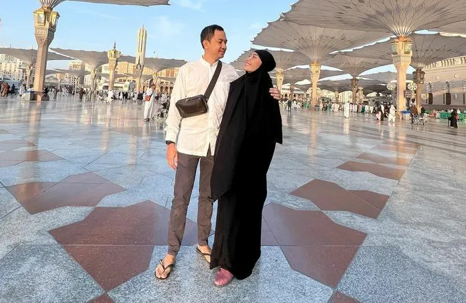 Regi Datau dan Ayu Dewi Saat Umrah Bersama, Netizen: Si Cadel Langsung Bikin Podcast Habis Ini