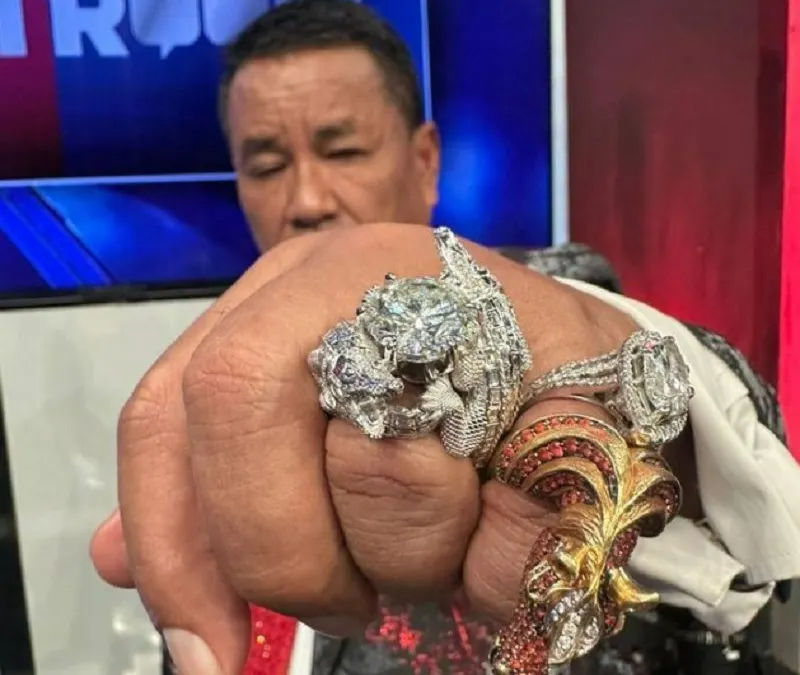 Hotman Paris Hutapea memamerkan berlian bermotif buaya yang dia sebut termahal di antara berlian yang pernah dia miliki