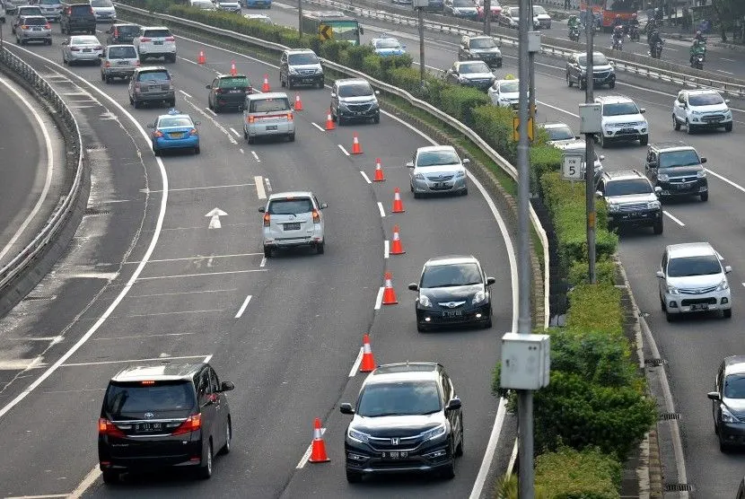 Ilustrasi. Sejumlah kendaraan roda empat melintas di ruas jalan Tol Dalam Kota ketika diberlakukan uji coba contra flow atau lawan arus .