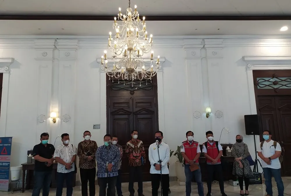 Wali Kota Bogor Bima Arya Sugiarto bersama pihak PT Adhi Karya dan Perumda Tirta Pakuan Kota Bogor, saat memberikan keterangan resmi kepada awak media. (Yogi Faisal)