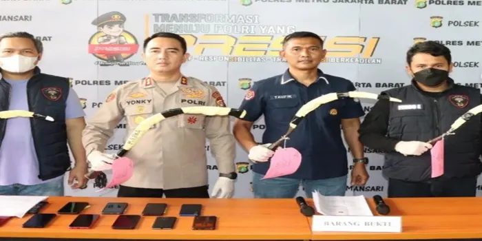 Sejumlah barang bukti terkait kasus penganiayaan pelajar hingga tewas di Jakarta Barat, (instagram/@Polres_Jakbar)