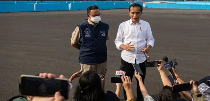 Presiden Joko Widodo (Jokowi) didampingi Gubernur DKI Jakarta Anies Baswedan saat meninjau lokasi sirkuit Formula E Jakarta beberapa waktu lalu. Jokowi dijadwalkan membuka balapan Formula E Jakarta Sabtu (4/6/2022).