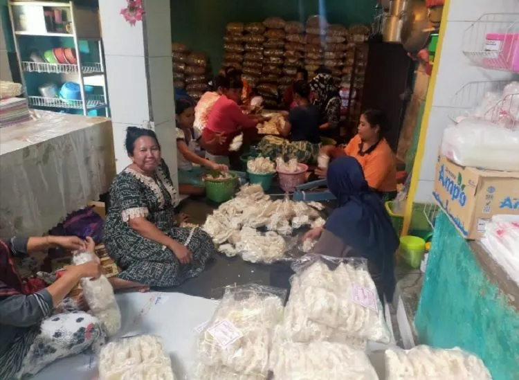 Usaha kerupuk Sumiati di Maesan, Bondowoso, Jawa Timur, berkembang berkat dukungan PNM Mekaar