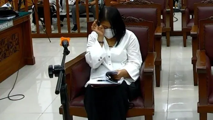 MENANGIS - Putri Candrawathi menangis saat persidangan.