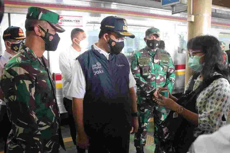 Gubernur DKI Jakarta, Anies Baswedan melakukan inspeksi mendadak (Sidak) di Stasiun Cikini, Menteng, Jakarta Pusat/dok: Humas Balkot DKI