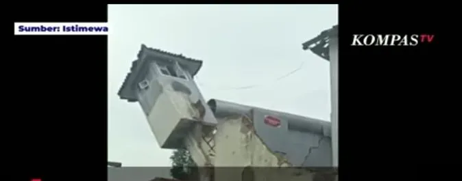pos penjagaan Lapasa Kelas IIB cianjur roboh akibat gempa susulan