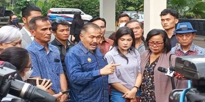 Pengacara Komarudin Simanjuntak Bersama Pihak Keluarga Brigadir J, Sumber gambar :SuaraBandung.com)