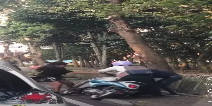 Anak punk pengamen jalanan membantu seorang pengendara motor yang jatuh di pinggir jalan /@luthfihanityo