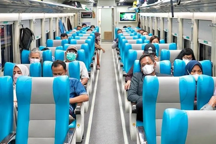 Pengguna Kereta Api Indonesia (KAI).