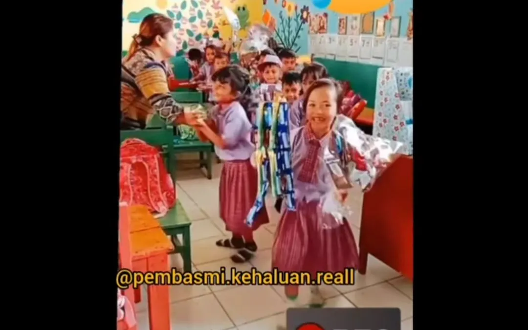 viral video Seorang bocah dikeluarkan dari barisan  diduga gara-gara hadiah untuk gurunya paling kecil