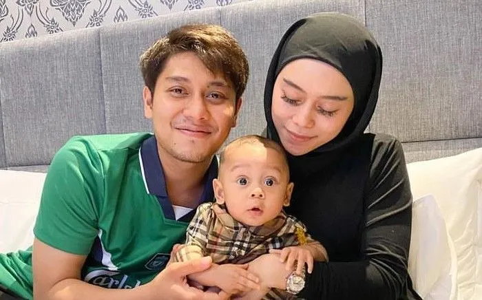 Rizky Billar klarifikasi terhadap isi berita yang menyebut menumpang hidup pada sang istri yakni Lesty Kejora.