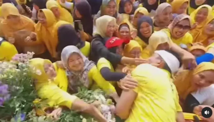 Heboh Video Dedi Mulyadi Jadi Rebutan Emak-emak, Netizen: Semoga Bupati Purwakarta Tidak Cemburu