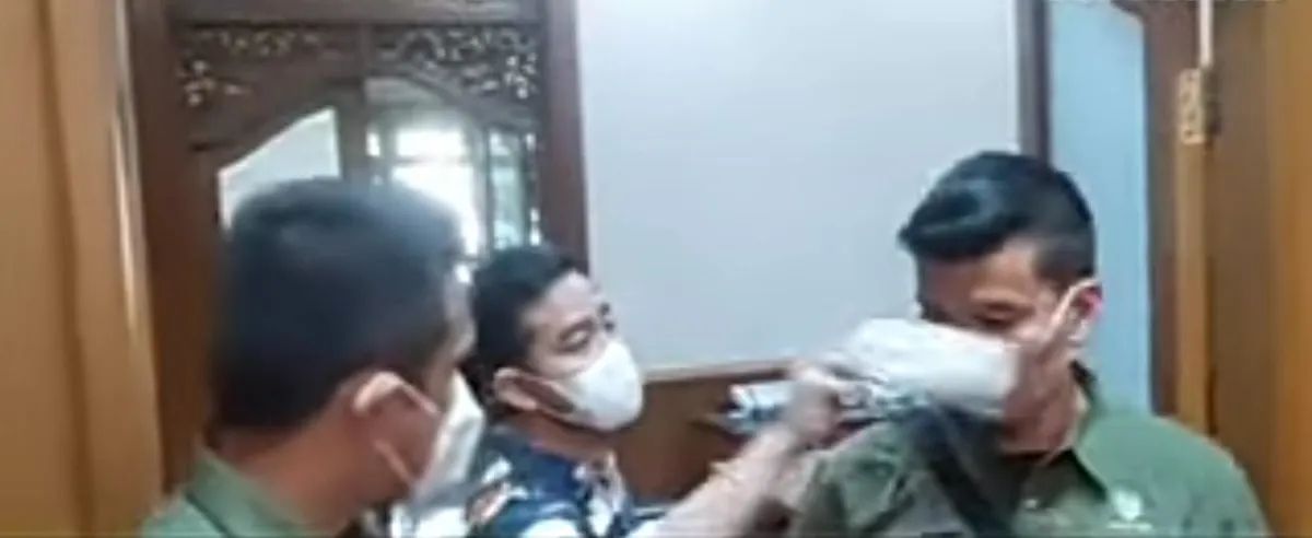Geram, Gibran tarik masker oknum paspampres hingga putus tali
