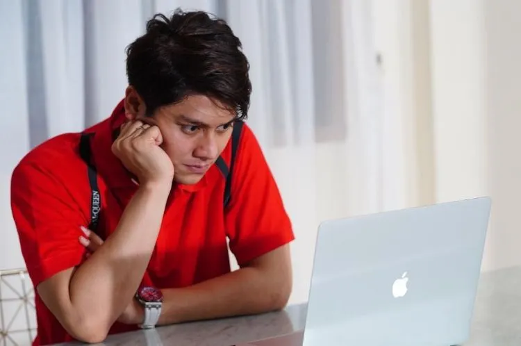 Rizky Billar yang sebelumnya diduga sebagai pelaku KDRT, akhirnya ditetapkan menjadi tersangka usai KDRT kepada istrinya, Lesti Kejora.