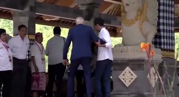 Momen Presiden Joko Widodo Sigap Tolong Presiden Joe Biden Saat Tersandung di Tangga, Banjir Pujian Warganet