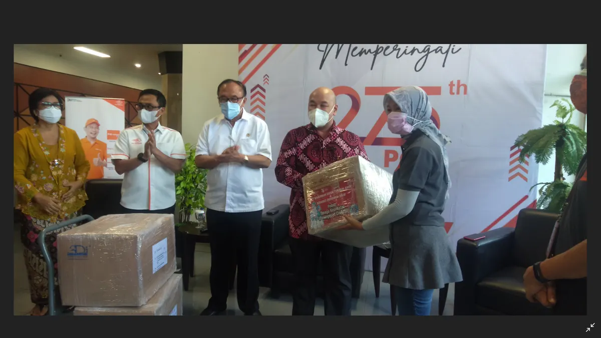 prosesi secara simbolis pengiriman paket APD dari Pos Indonesia yang bekerjasama dengan SIMA dan PT Mardohar Catur Tunggal Gaya bertempat di Kantor Pusat Pos Indonesia