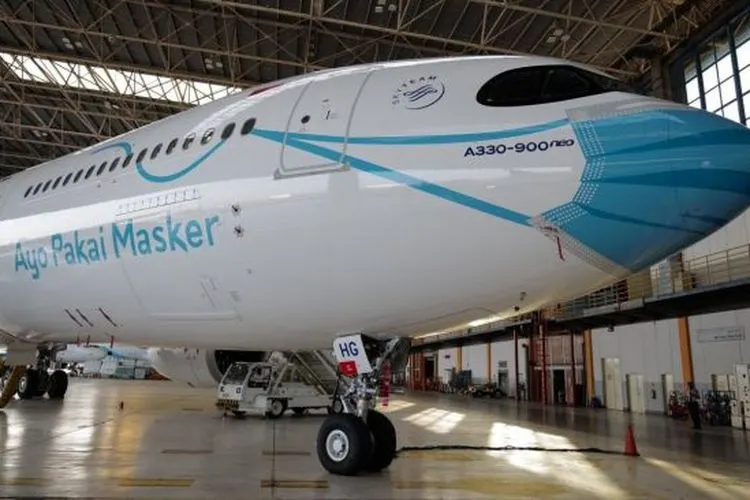 Maskapai Garuda Indonesia meluncurkan livery khusus yang menampilkan visual masker pada bagian depan (hidung) pesawat Airbus A330-900 Neo / dok. Suara.com
