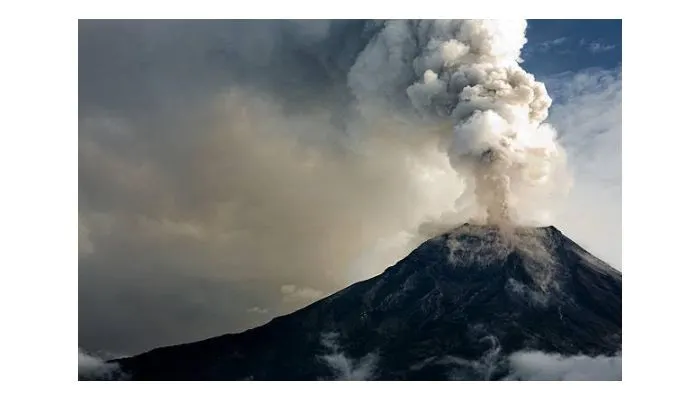 Ilustrasi: Waspada! Erupsi Gunung Semeru Masih Terjadi, Luncuran Awan Panas Guguran Hingga 8 Km