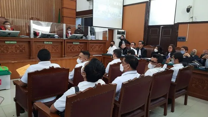 Ridwan Soplanit yang hadir sebagai saksi memberikan pertanyaan yang cukup mengharukan kepada Ferdy Sambo dan Putri Candrawathi selaku atasannya.