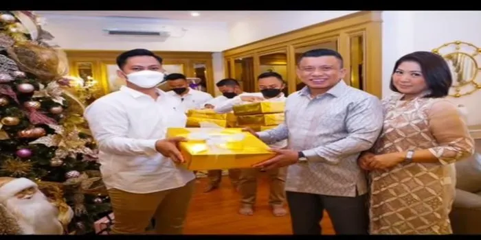 Viral video Ferdy Sambo berikan hadiah natal pada Brigadir J /tiktok @thewayitsmeant7