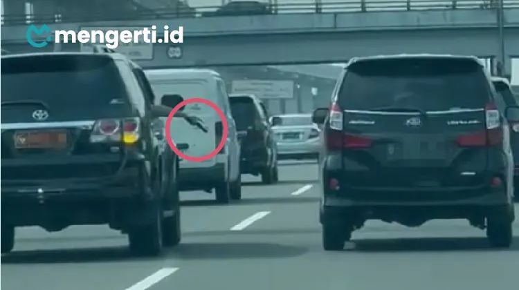Fortuner Plat merah todongkan pistol di tol