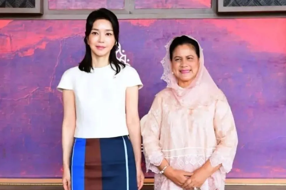 Ibu Iriana Widodo dihina Kharisma Jati melalui foto pada saat dia bersanding dengan istri Presiden Korea Selatan yakni Kim Kun Hee.
