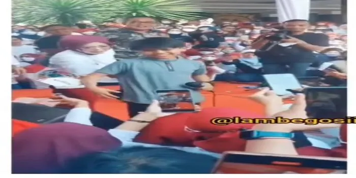 Farel Prayoga meminta izin dulu sebelum mengambil saweran dari penonton /tangkaplayar  @lambegosiip