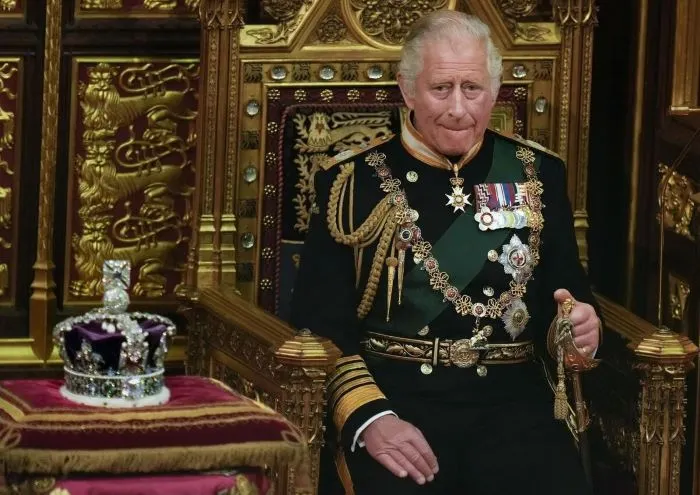 Raja Charles III dan mahkota yang kini dia sandang
