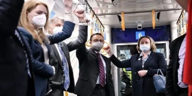 Gubernur DKI Jakarta Anies Baswedan mengajak Menteri Perdagangan Internasional Inggris Anne-Marie Trevelyan naik MRT, Rabu (23/2/2022).