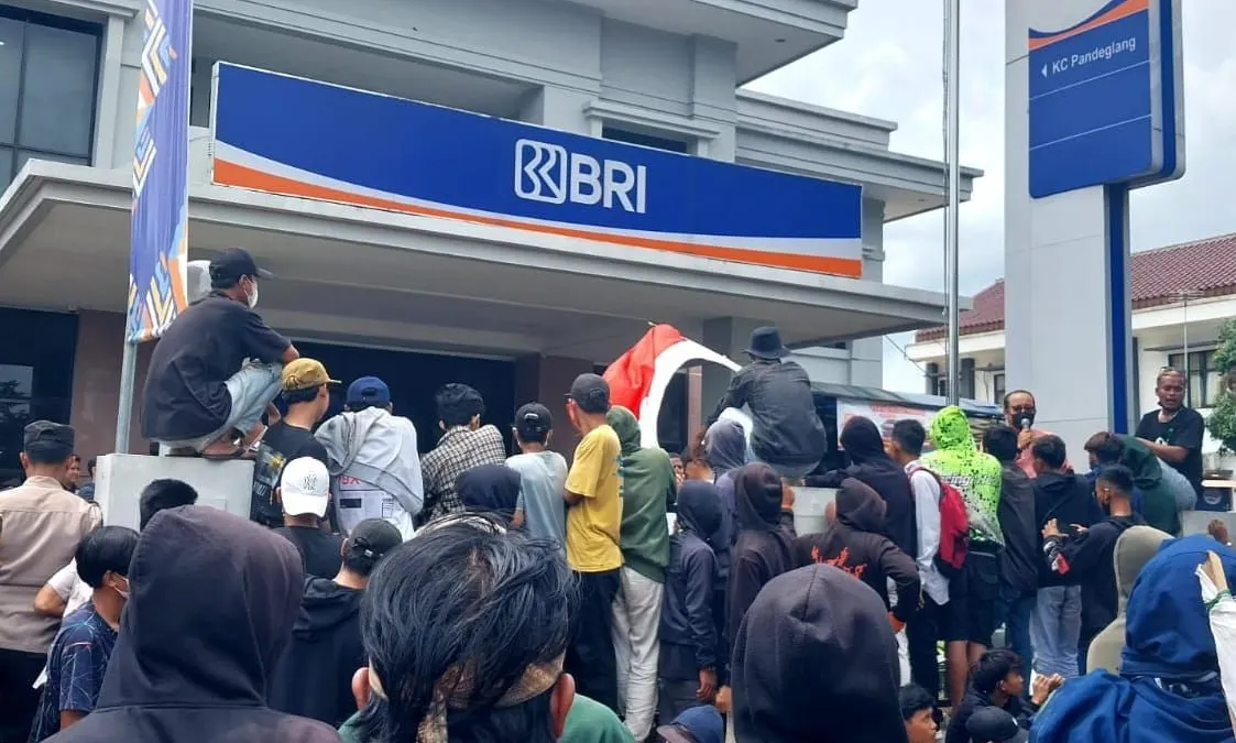Bank BRI Pandeglang Digruduk Massa, Diduga Lelang Sertifikat Tanpa Ijin hingga Rugikan Nasabah Miliar Rupiah