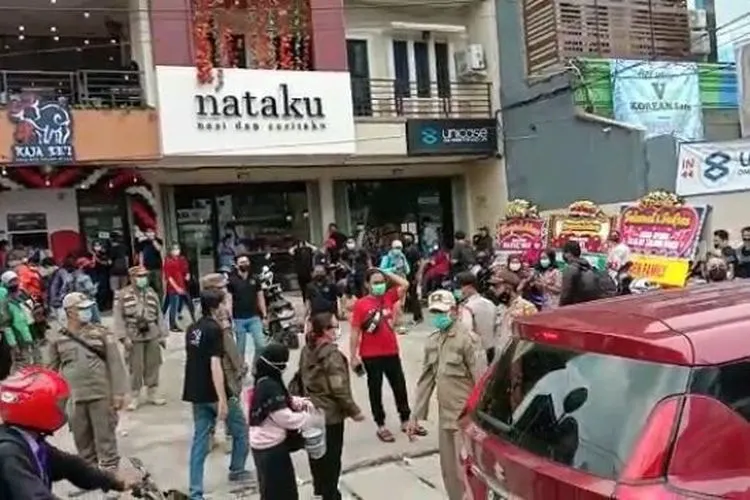 Peresmian restoran baru Rizky Billar dibubarkan Satpol PP [Suara.com/Evi Ariska]