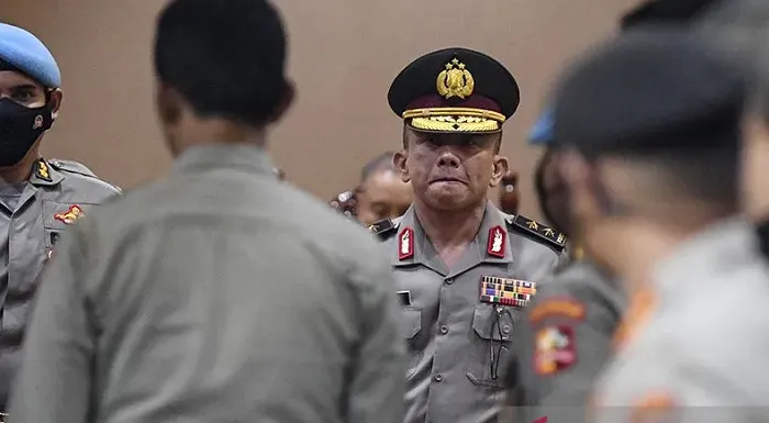 Mantan Kadiv Propam Polri Irjen Ferdy Sambo (kanan) bersiap keluar ruangan usai mengikuti sidang Komisi Kode Etik Polri (KKEP) 