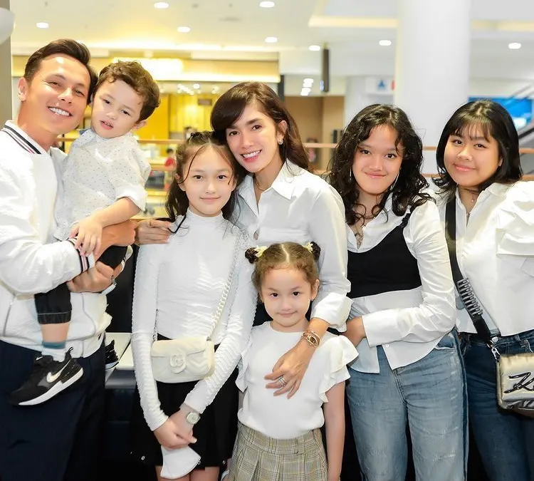 Ussy Sulistiawaty dan Andhika Pratama Dituduh Membeda-bedakan Anaknya Gara-gara Warna Baju: Disebut Pembantu