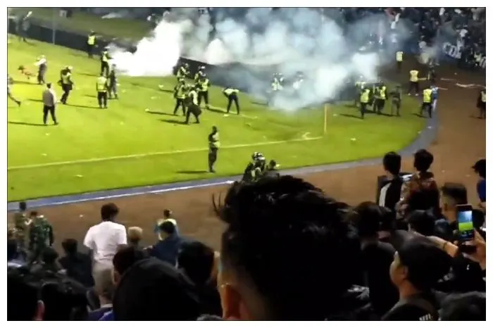 Netizen yang mempertanyakan siapa penanggung jawab dan apa sanksi yang diberikan oleh FIFA kepada Indonesia soal Tragedi Kanjuruhan.