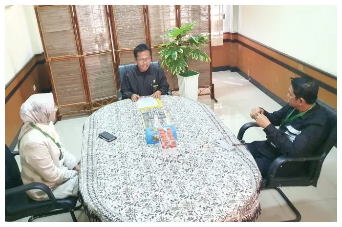 Bupati Purwakarta Anne Ratna Mustika dan Dedi Mulyadi berada di ruang mediasi bersama hakim mediator.
