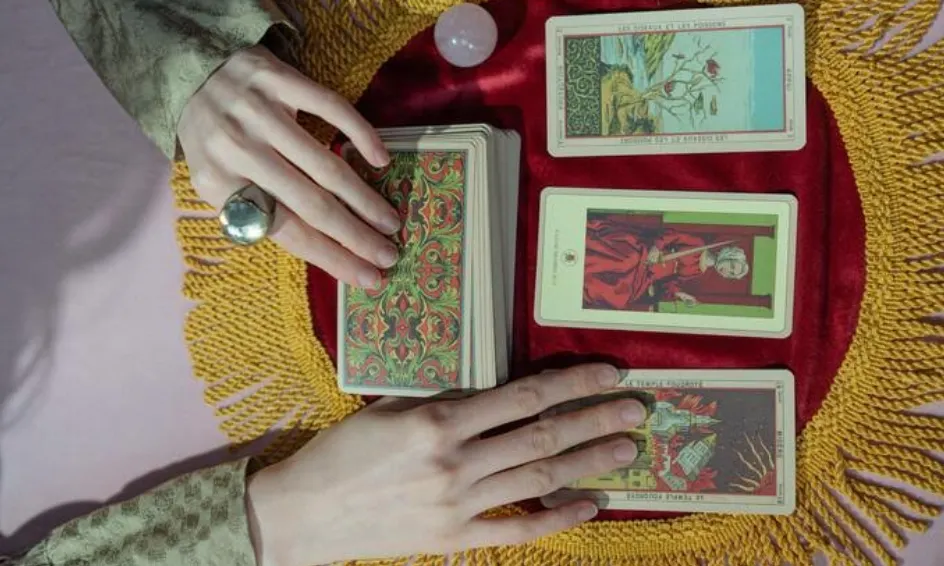 Ramalan Tarot Jumat 2 Agustus 2022: Leo Beruntung Hari Ini, Aquarius Berlari Menuju Hidup Baru
