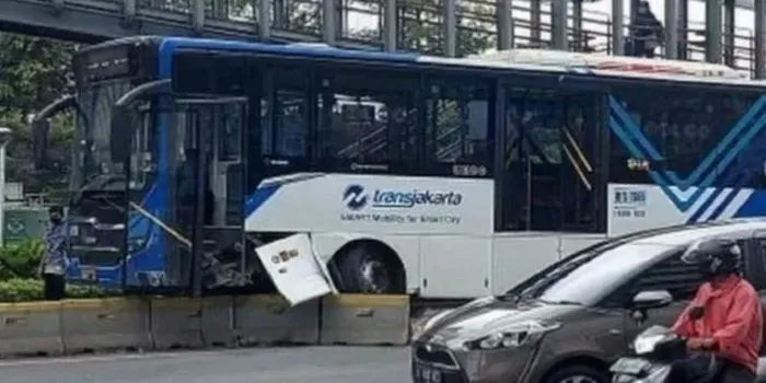 Bus TransJakarta tabrak beton separator di depan Ratu Plaza Senayan, Jakarta Pusat, Jumat (3/12/2021) siang.