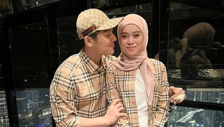 Berpelukan hingga Saling Pandang, Inilah Momen Kemesraan Lesti Kejora dan Rizky Billar di Polres Metro Jaksel