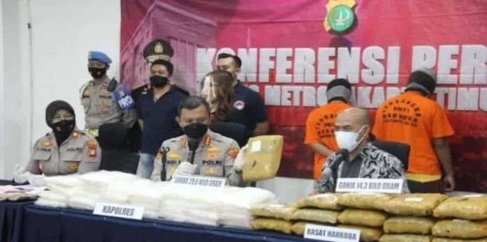 Kapolres Metro Jakarta Timur Kombes Budi Sartono dalam jumpa pers pengungkapan kasus narkotika jenis sabu di Jakarta, Jumat (18/3/2022). 