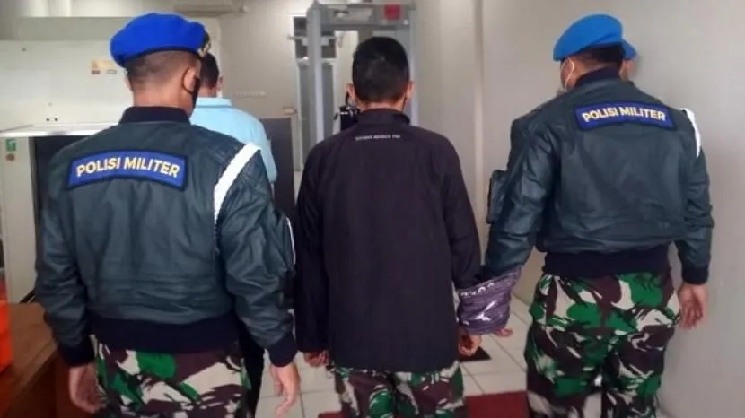 Penyidik Pusat Polisi Militer Angkatan Darat (Puspomad) membawa Kolonel Priyanto dari Kota Manado menuju Jakarta untuk menjalani penyelidikan dan penyidikan, sebelum dilimpahkan ke Pomdam III/Siliwangi.