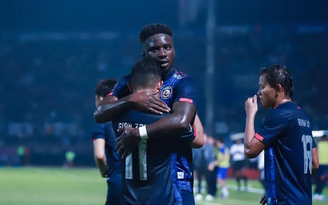 Pemain Arema FC Abel Camara melakukan selebrasi usai mencetak gol pada laga final Piala Presiden Leg 1 di Stadion Kanjuruhan, Malang, Kamis 14 Juli 2022.