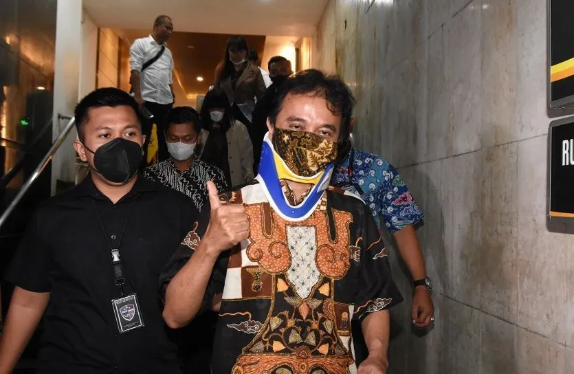 Roy Suryo ditahan pihak Polda Metro Jaya karena kasus penistaan agama.