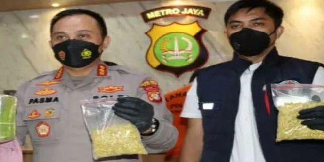 Petugas menunjukkan barang bukti