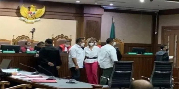 Nia Ramadhani jalani sidang kasus narkoba bersama sang suami, Ardi Bakrie, dan sopir pribadi Zen Vivanto di Pengadilan Negeri Jakarta Pusat, Kamis (16/1/2021). 