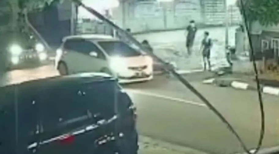 Tangkapan layar mobil jazz putih yang menabrak anak kecil