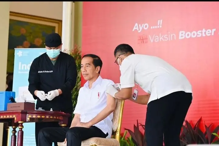 Presiden RI Jokowi sedang melakukan vaksin booster Covid-19 dosis kedua, pagi tadi, Kamis 24 November 2022. (Foto: Instagram/@jokowi)