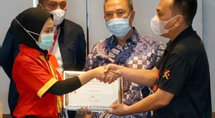Amelia bersama founder dan jajaran direksi Alfamart.