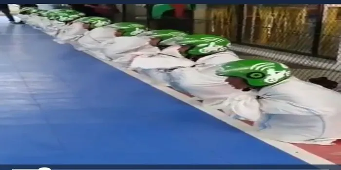 Lomba Balap Karung atau Gojek Karung  / tangkap layat @twitter @paman Bajaj
