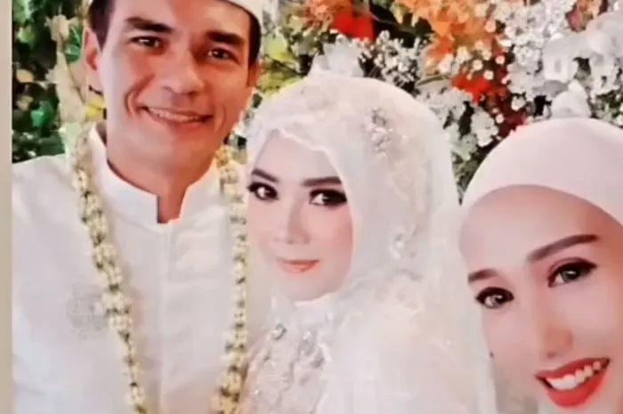 Kabar bahagia datang dari aktor Teddy Syah yang kini sudah resmi menikah lagi, kali dengan perempuan bernama Anne Kurniasih.