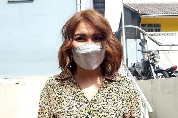 Pedangdut Ayu Ting Ting saat ditemui di kawasan Kapten P Tendean, Jakarta Selatan, Senin (8/2/2021). [Suara.com/Yuli]